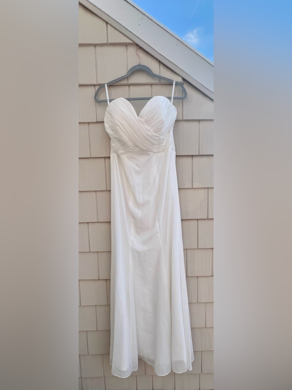 Elegant White Strapless Prom Dress with Sweetheart Bodice Size Small